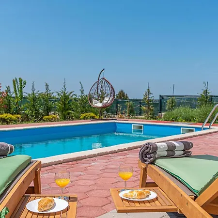 Prázdninový dům In W/ Outdoor Swimming Pool, Wifi And 3 Bedrooms