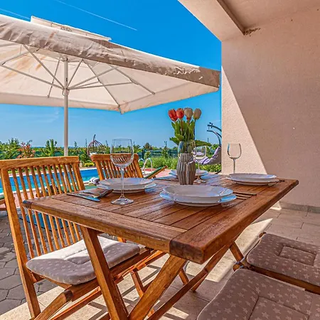 In W/ Outdoor Swimming Pool, Wifi And 3 Bedrooms Prázdninový dům *