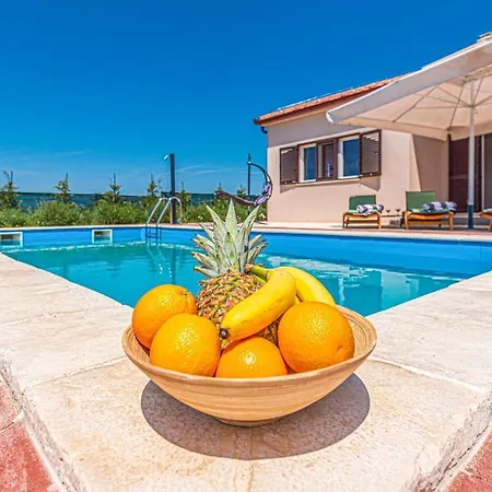 In W/ Outdoor Swimming Pool, Wifi And 3 Bedrooms Pakovo Selo