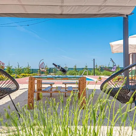 In W/ Outdoor Swimming Pool, Wifi And 3 Bedrooms Prázdninový dům *