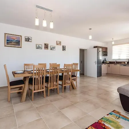 In W/ Outdoor Swimming Pool, Wifi And 3 Bedrooms