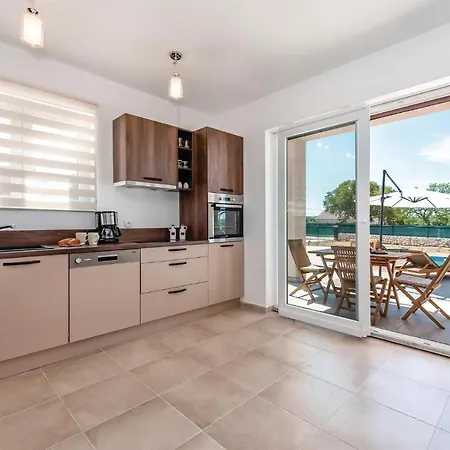 Prázdninový dům In W/ Outdoor Swimming Pool, Wifi And 3 Bedrooms
