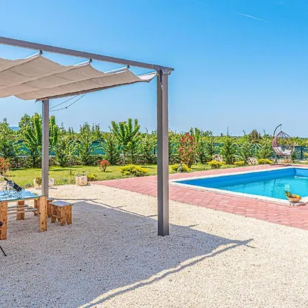 In W/ Outdoor Swimming Pool, Wifi And 3 Bedrooms Prázdninový dům