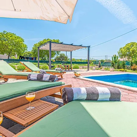 In W/ Outdoor Swimming Pool, Wifi And 3 Bedrooms Pakovo Selo