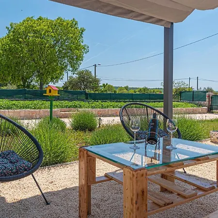 In W/ Outdoor Swimming Pool, Wifi And 3 Bedrooms *
