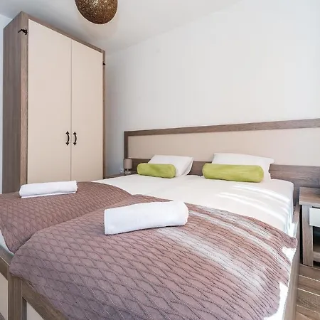 In W/ Outdoor Swimming Pool, Wifi And 3 Bedrooms *