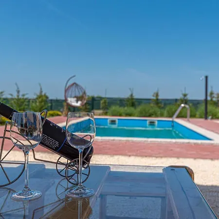 Prázdninový dům In W/ Outdoor Swimming Pool, Wifi And 3 Bedrooms