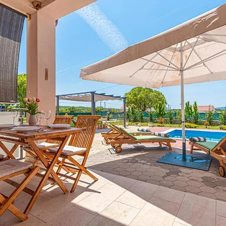 In W/ Outdoor Swimming Pool, Wifi And 3 Bedrooms *