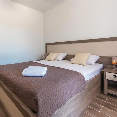 In W/ Outdoor Swimming Pool, Wifi And 3 Bedrooms Prázdninový dům Pakovo Selo