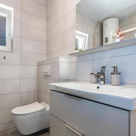 In W/ Outdoor Swimming Pool, Wifi And 3 Bedrooms *