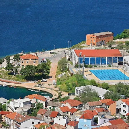 In W/ Outdoor Swimming Pool, Wifi And 3 Bedrooms *
