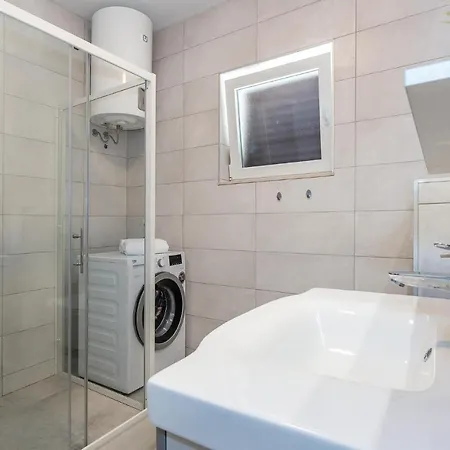 Prázdninový dům In W/ Outdoor Swimming Pool, Wifi And 3 Bedrooms