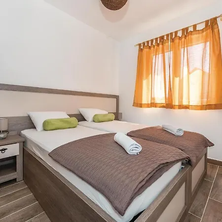 Prázdninový dům In W/ Outdoor Swimming Pool, Wifi And 3 Bedrooms